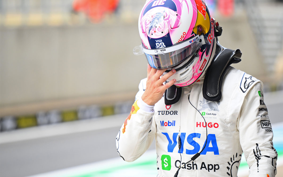 Q1敗退を経てピットレーンを歩くリアム・ローソン(レーシング・ブルズ)、2025年7月5日(土) F1イギリスGP予選(シルバーストン・サーキット)