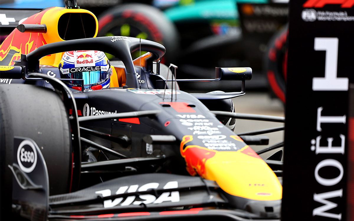 2025年F1第12戦イギリスGPの予選でポールポジションを獲得し車を停めるマックス・フェルスタッペン(レッドブル・レーシング)、2025年7月5日