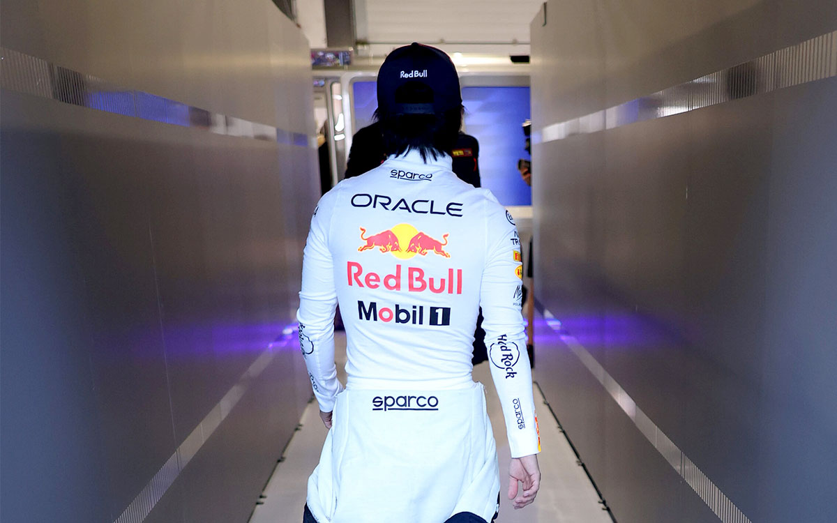 ガレージに向かう角田裕毅(レッドブル)、2025年7月4日(金) F1イギリスGP(シルバーストン・サーキット)