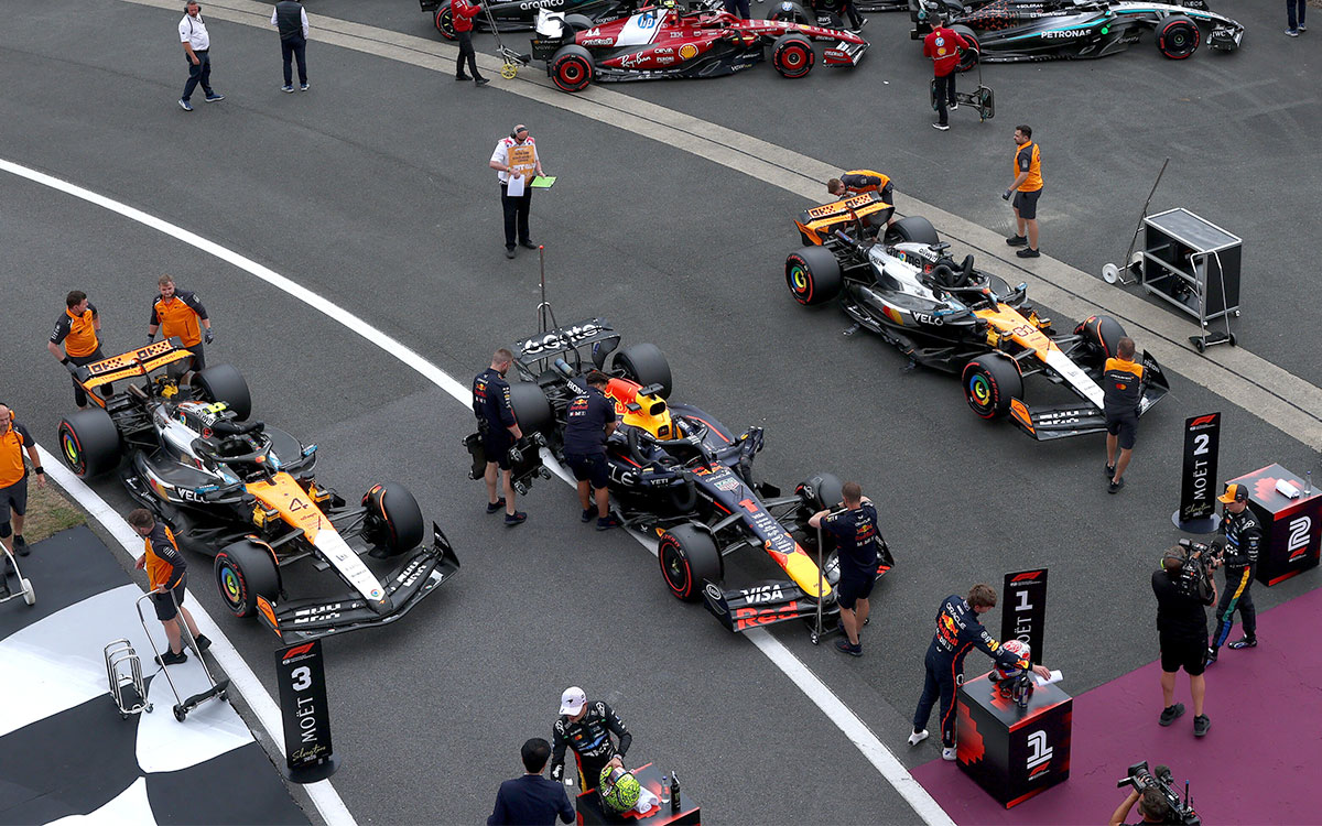 予選後のパルクフェルメに並ぶマックス・フェルスタッペン(レッドブル)、オスカー・ピアストリ(マクラーレン)、ランド・ノリス(マクラーレン)のマシン、2025年7月5日(土) F1イギリスGP(シルバーストン・サーキット)