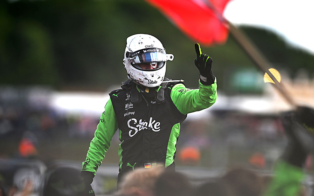 2025年F1第12戦イギリスGPの決勝後、3位チェッカーを受け車を降りたニコ・ヒュルケンベルグ(ザウバー)、2025年7月6日