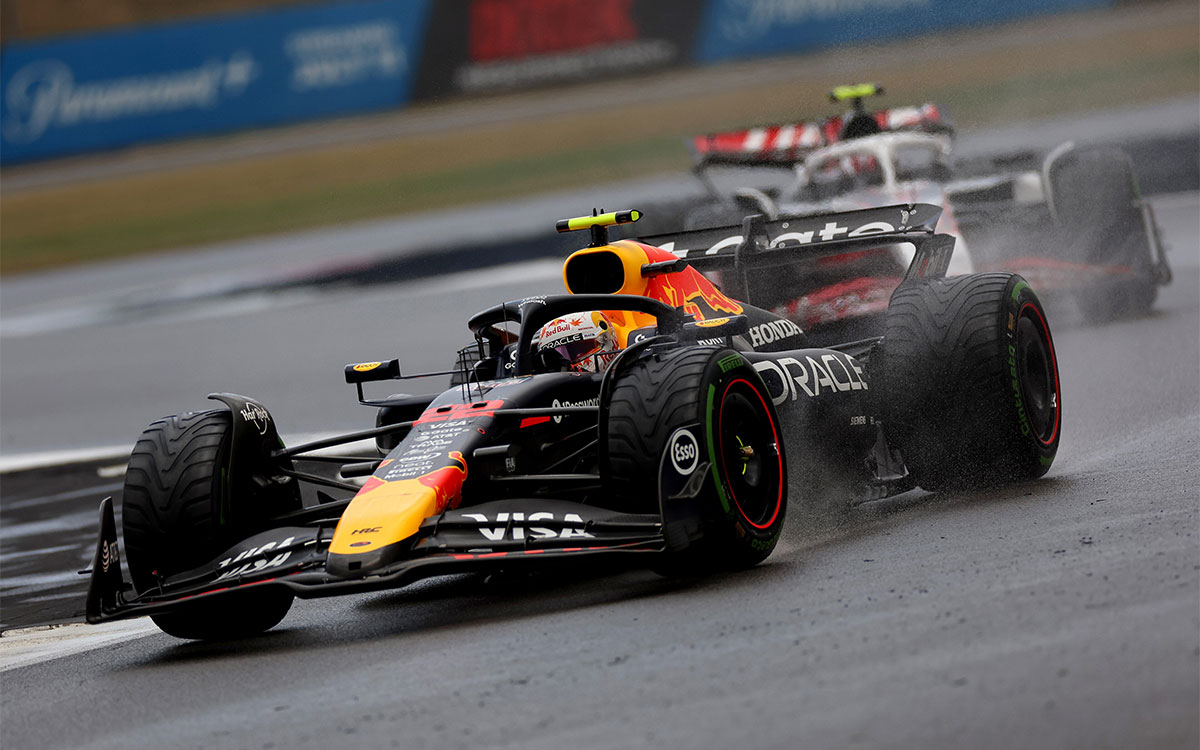 オリバー・ベアマン（ハース）からポジションを守る角田裕毅（レッドブル）、2025年7月6日(日) F1イギリスGP決勝（シルバーストン・サーキット）