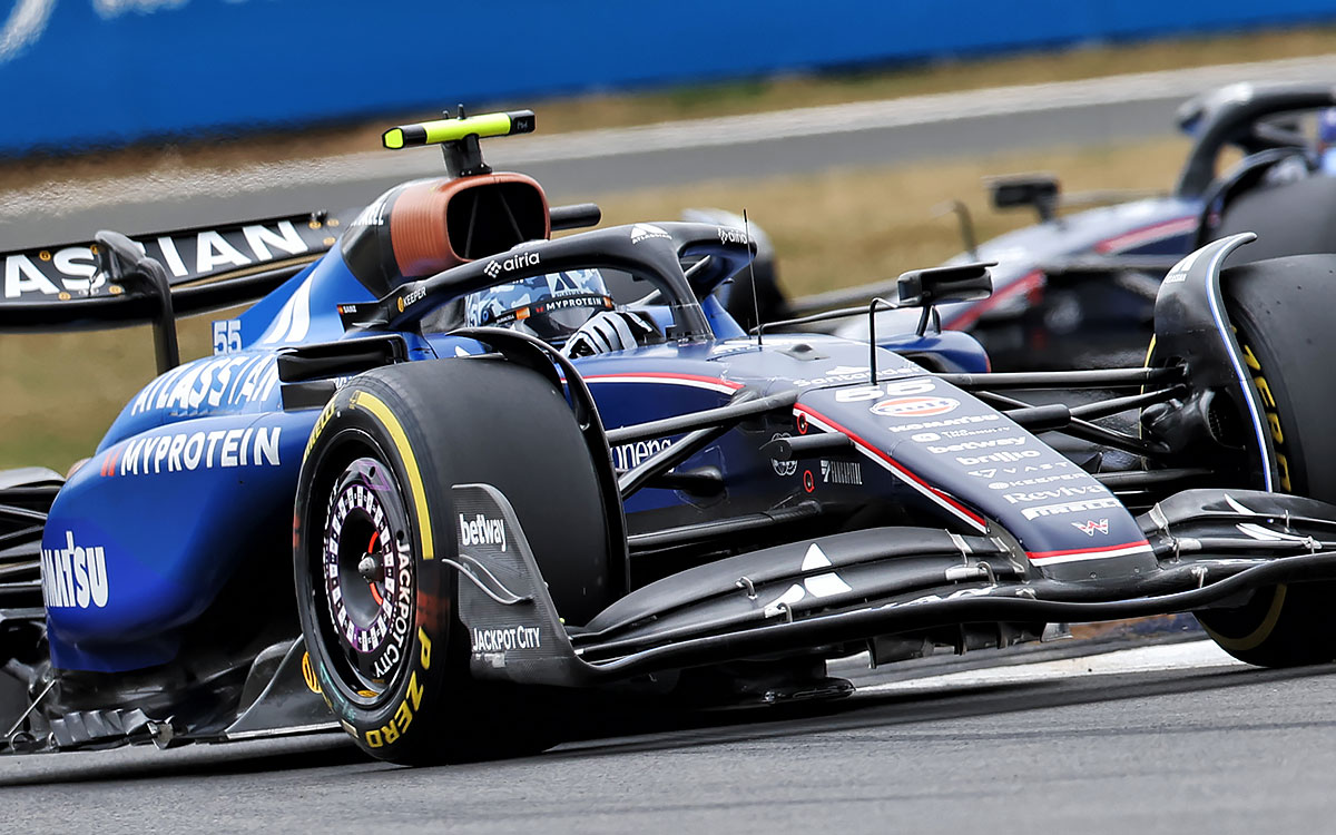 シルバーストン・サーキットでウィリアムズFW47をドライブするカルロス・サインツとアレックス・アルボン、2025年7月5日(土) F1イギリスGP FP3