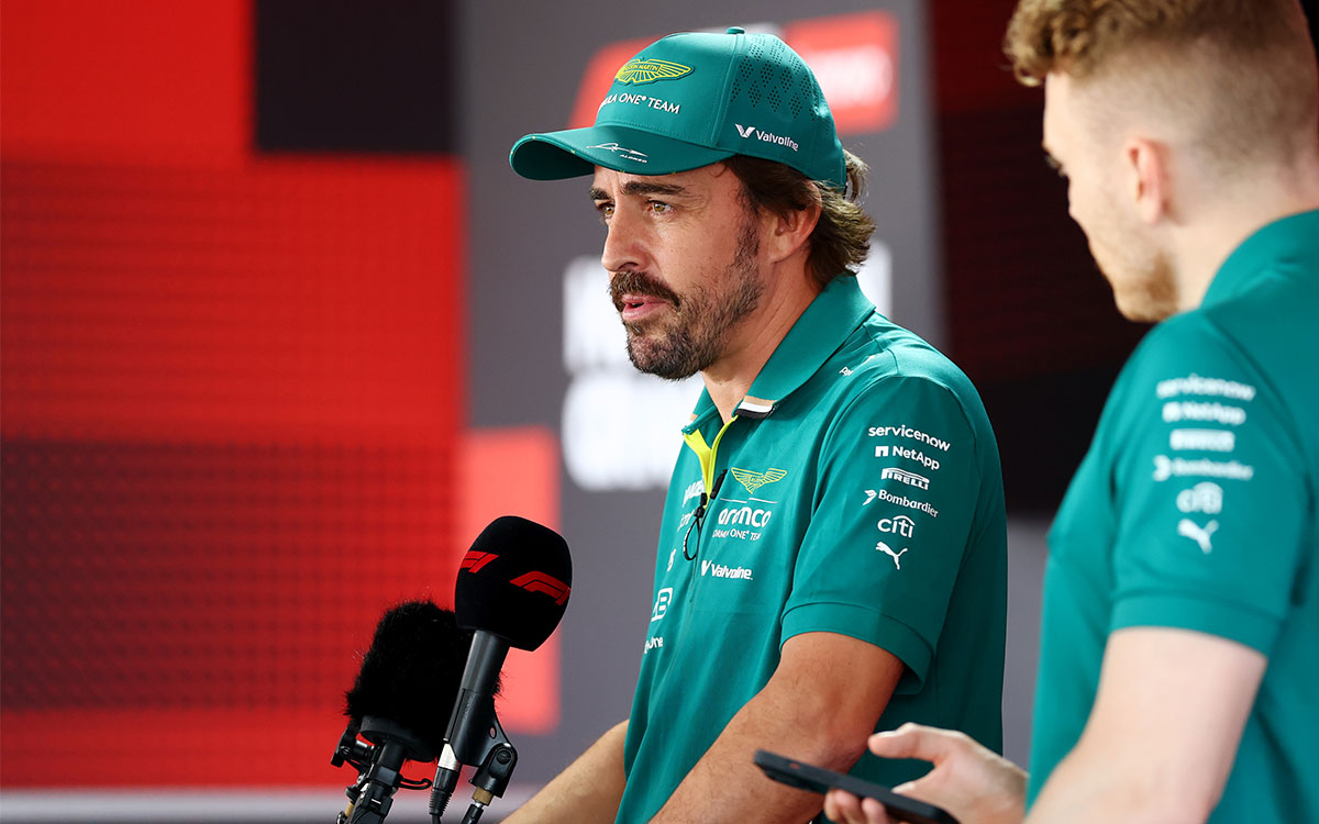 メディア取材を受けるフェルナンド・アロンソ（アストンマーチン）、2025年7月24日(木) F1ベルギーGPメディアデー（スパ・フランコルシャン）
