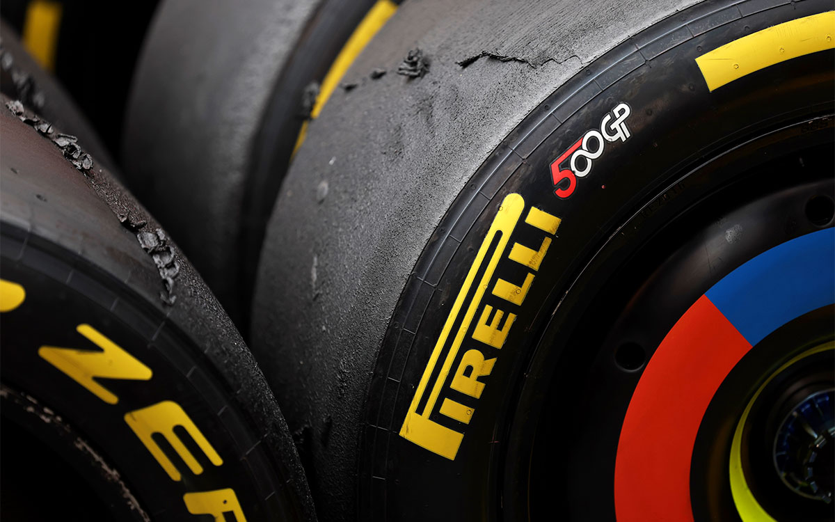 タイヤに施された「ピレリのF1通算500GP」の記念ロゴ、2025年8月30日(土) F1オランダGPフリー走行（ザントフォールト・サーキット）