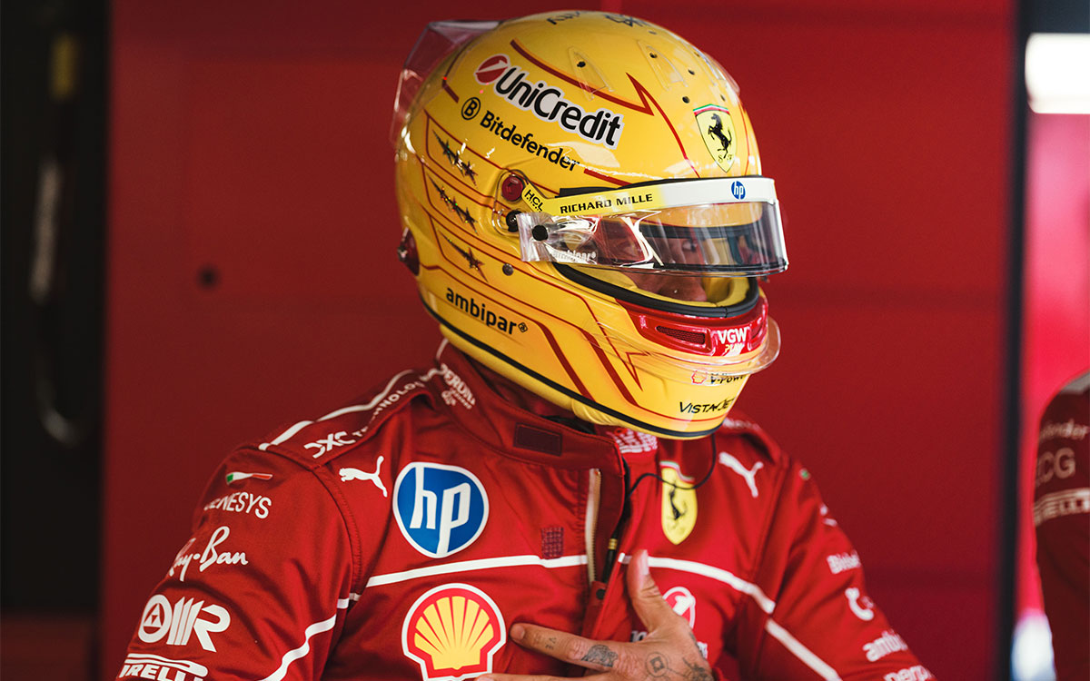セッションに向けてガレージ内で待機するルイス・ハミルトン（フェラーリ）、2025年8月2日(土) F1ハンガリーGP（ハンガロリンク）