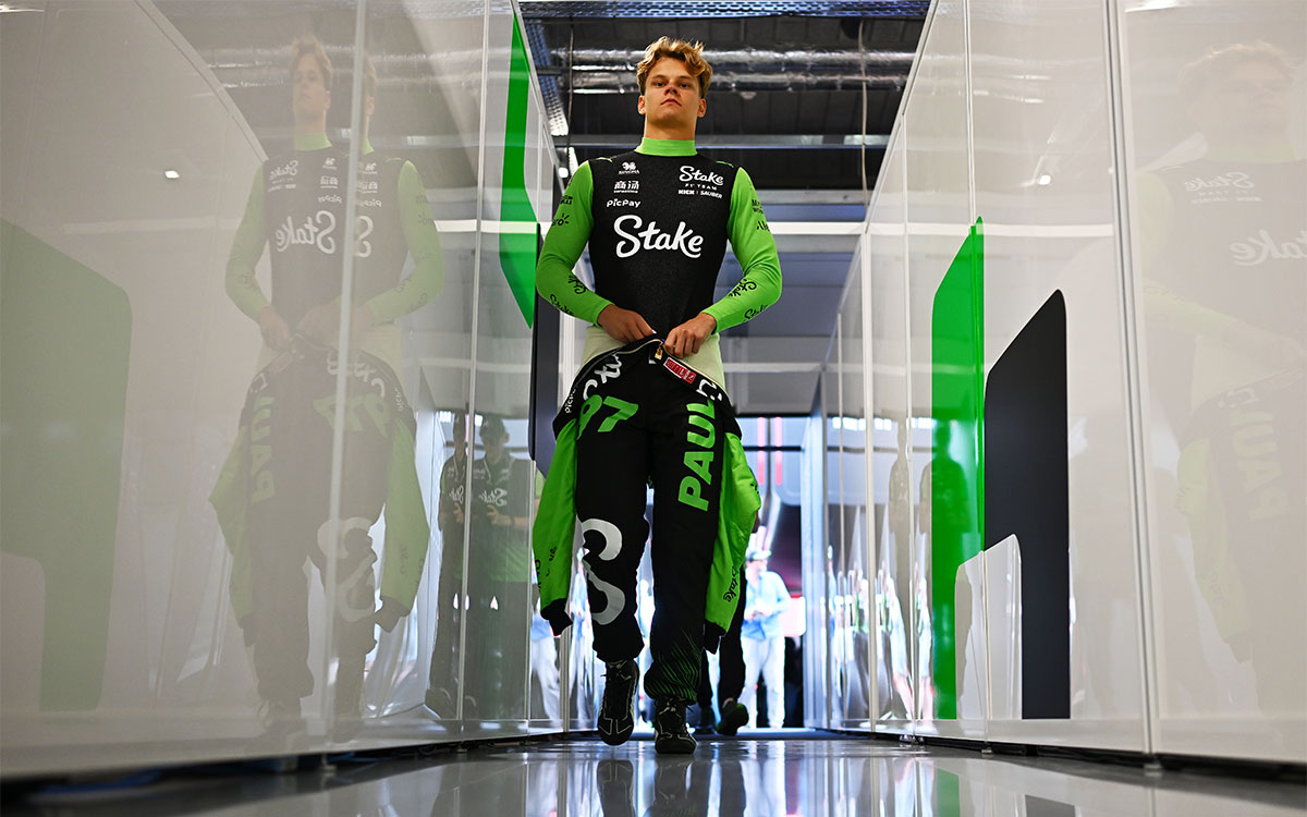セッションに向けてザウバーのガレージに向かうポール・アーロン（アルピーヌ）、2025年8月1日(金) F1ハンガリーGPフリー走行1