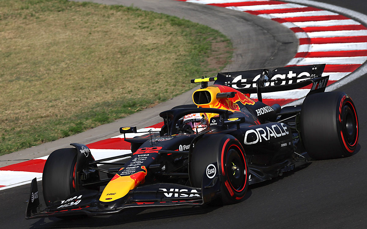 2025年F1第14戦ハンガリーGPの初日フリー走行でハンガロリンクを走行する角田裕毅(レッドブル)、2025年8月1日