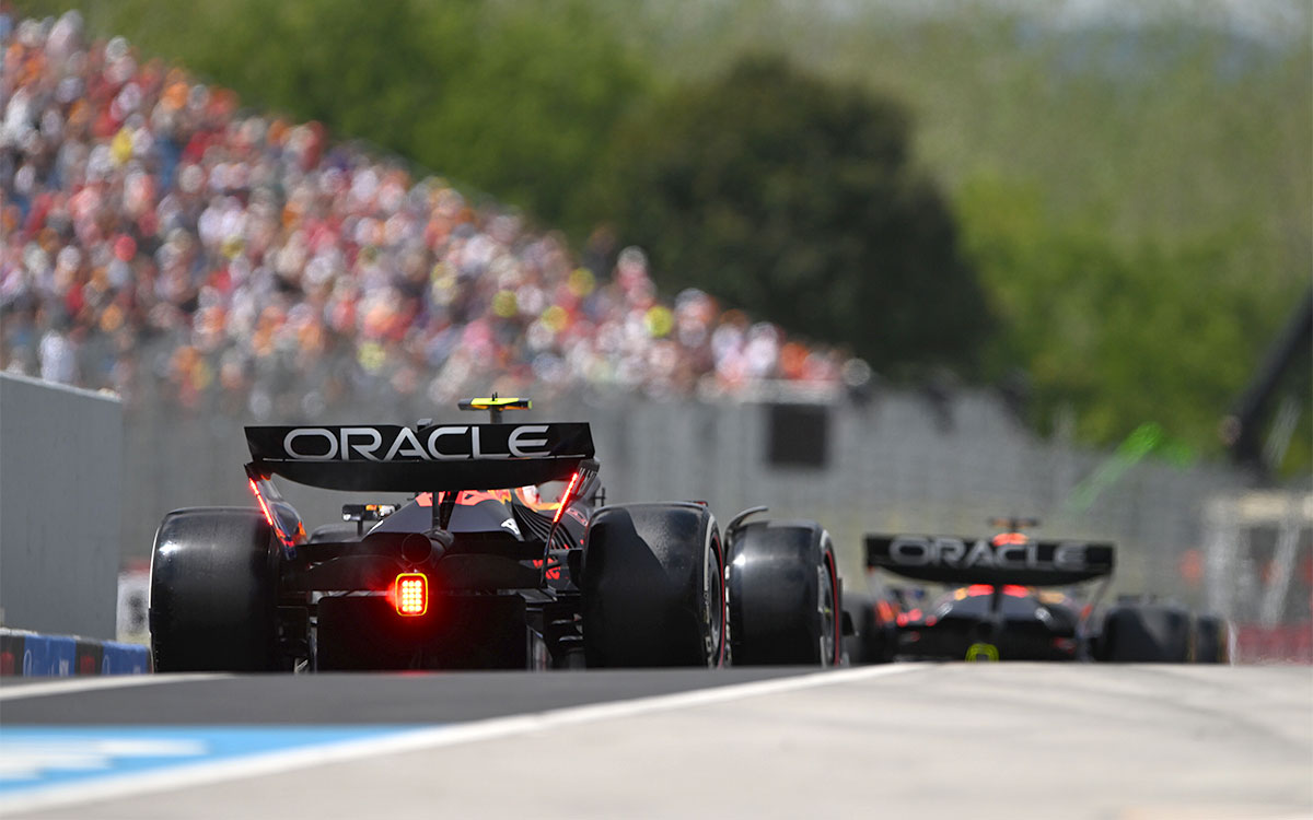 ピットレーンを走行する角田裕毅の22号車レッドブルRB21、2025年8月1日(金) F1ハンガリーGPフリー走行（ハンガロリンク）
