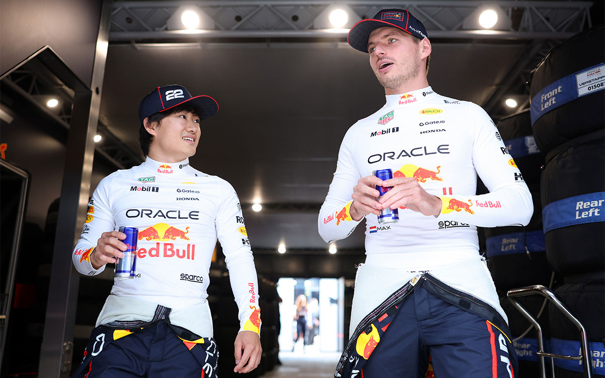 ガレージで言葉を交わす角田裕毅(レッドブル)とマックス・フェルスタッペン(レッドブル)、2025年8月1日(金) F1ハンガリーGPフリー走行(ハンガロリンク)