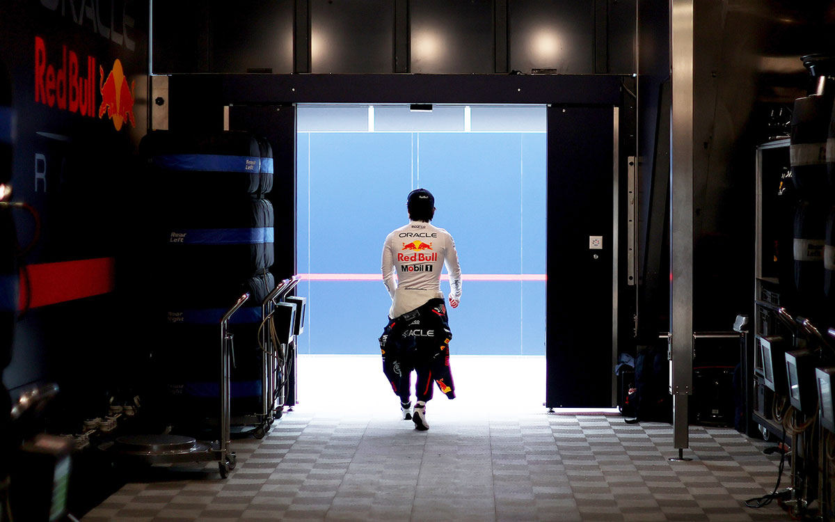 ガレージ内を歩く角田裕毅(レッドブル)、2025年8月2日(土) F1ハンガリーGP予選(ハンガロリンク)