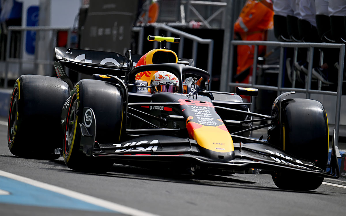 最終フリー走行中にピットレーンを走行する角田裕毅のレッドブルRB21、2025年8月2日(土) F1ハンガリーGP FP3（ハンガロリンク）