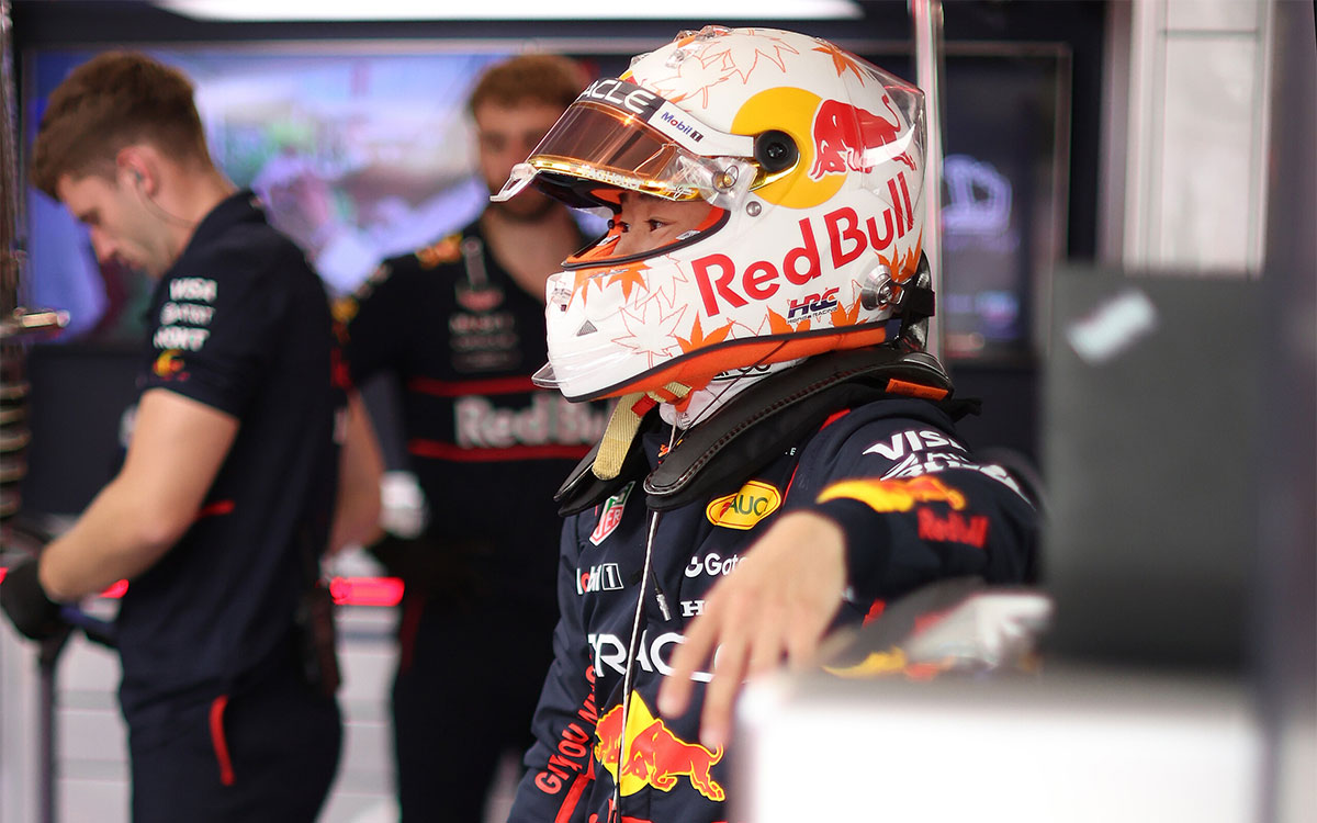 予選に向けてガレージで待機する角田裕毅(レッドブル)、2025年8月2日(土) F1ハンガリーGP(ハンガロリンク)