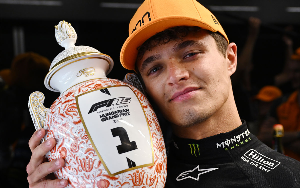 磁器製優勝トロフィーを手に持つランド・ノリス(マクラーレン)、2025年8月3日(日) F1ハンガリーGP決勝(ハンガロリンク)