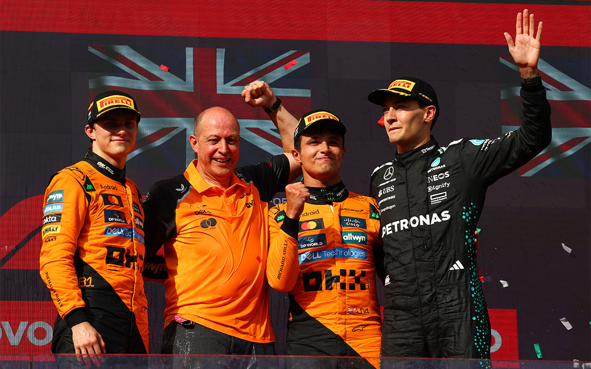 表彰台に上がる2位オスカー・ピアストリ（マクラーレン）と優勝したランド・ノリス（マクラーレン）、3位のジョージ・ラッセル（メルセデス）、2025年8月3日F1ハンガリーGP決勝レース（ハンガロリンク）