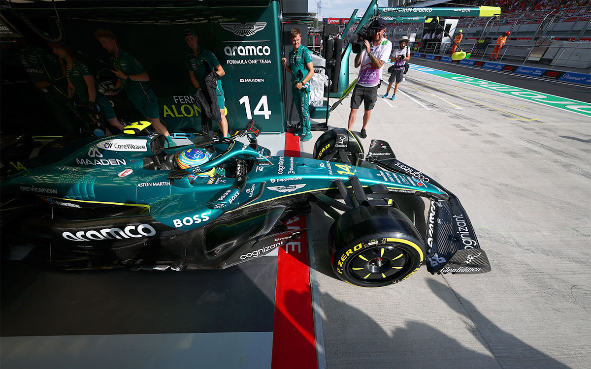 ガレージを出てコースに向かうフェルナンド・アロンソのアストンマーチンAMR25、2025年8月1日(金) F1ハンガリーGPフリー走行2(ハンガロリンク)