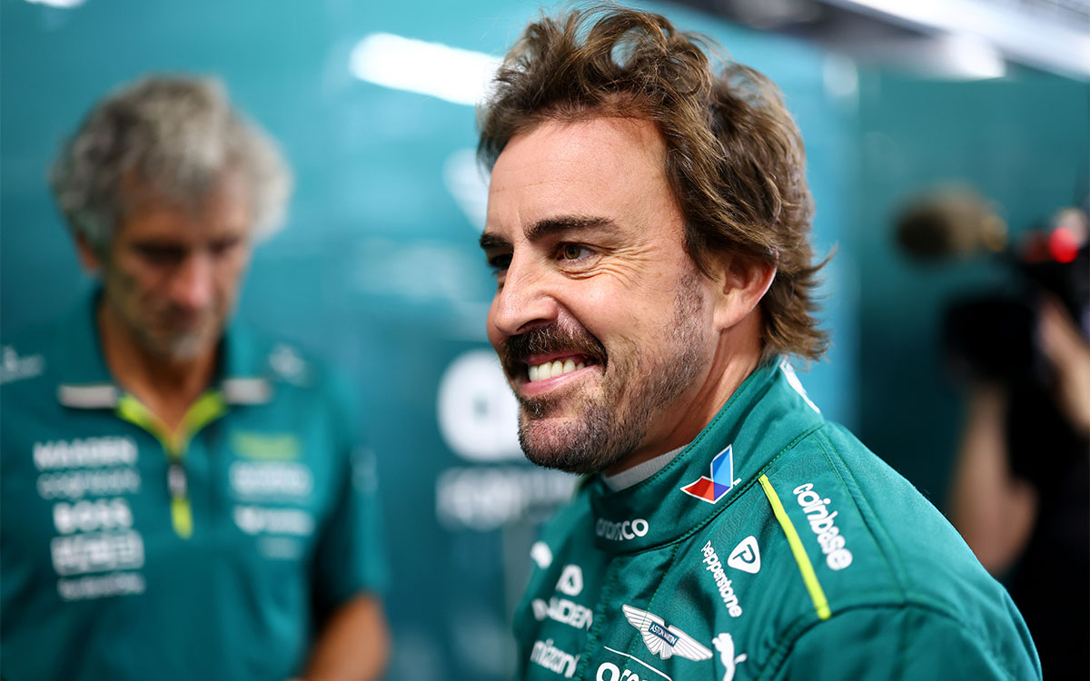 FP2セッションに向けてガレージ入りするフェルナンド・アロンソ(アストンマーチン)、2025年8月1日(金) F1ハンガリーGP(ハンガロリンク)