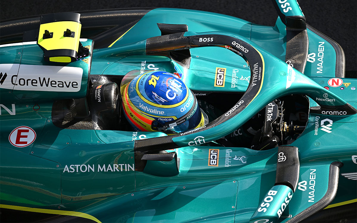 ピットレーンを走行するフェルナンド・アロンソのアストンマーチンAMR25、2025年8月1日(金) F1ハンガリーGPフリー走行2(ハンガロリンク)