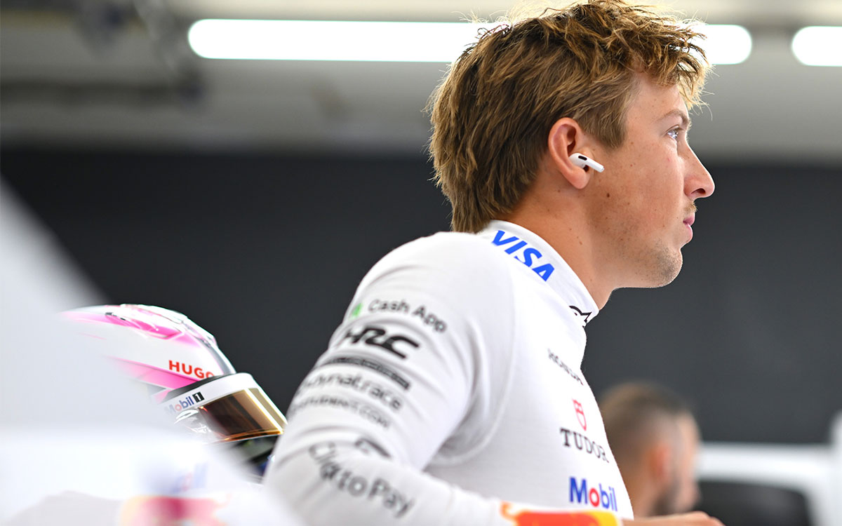 ガレージで遠くを見つめるリアム・ローソン(レーシング・ブルズ)、2025年8月29日(金) F1オランダGPフリー走行(ザントフォールト・サーキット)