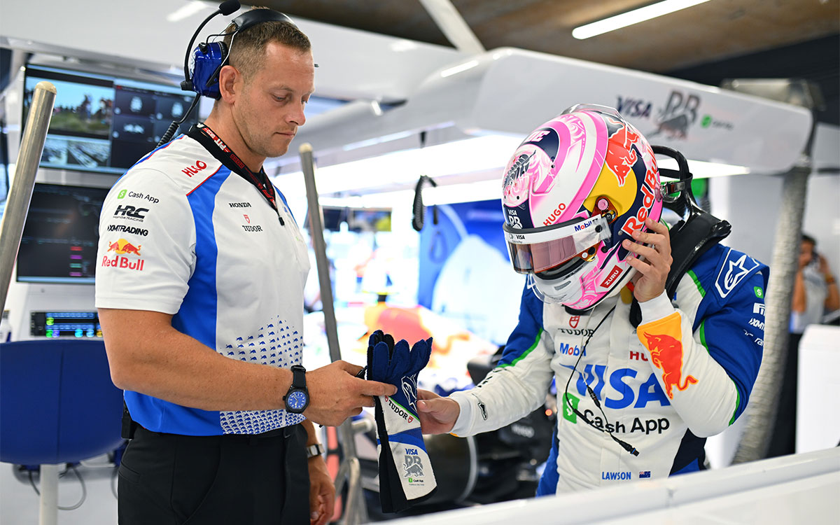 ガレージで走行準備をするリアム・ローソン（レーシング・ブルズ）、2025年8月29日(金) F1オランダGPフリー走行（ザントフォールト・サーキット）