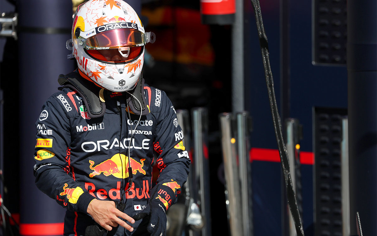 12番手でQ2敗退を喫した予選を終えてピットレーンを歩く角田裕毅（レッドブル・レーシング）、2025年8月30日(土) F1オランダGP（ザントフォールト・サーキット）