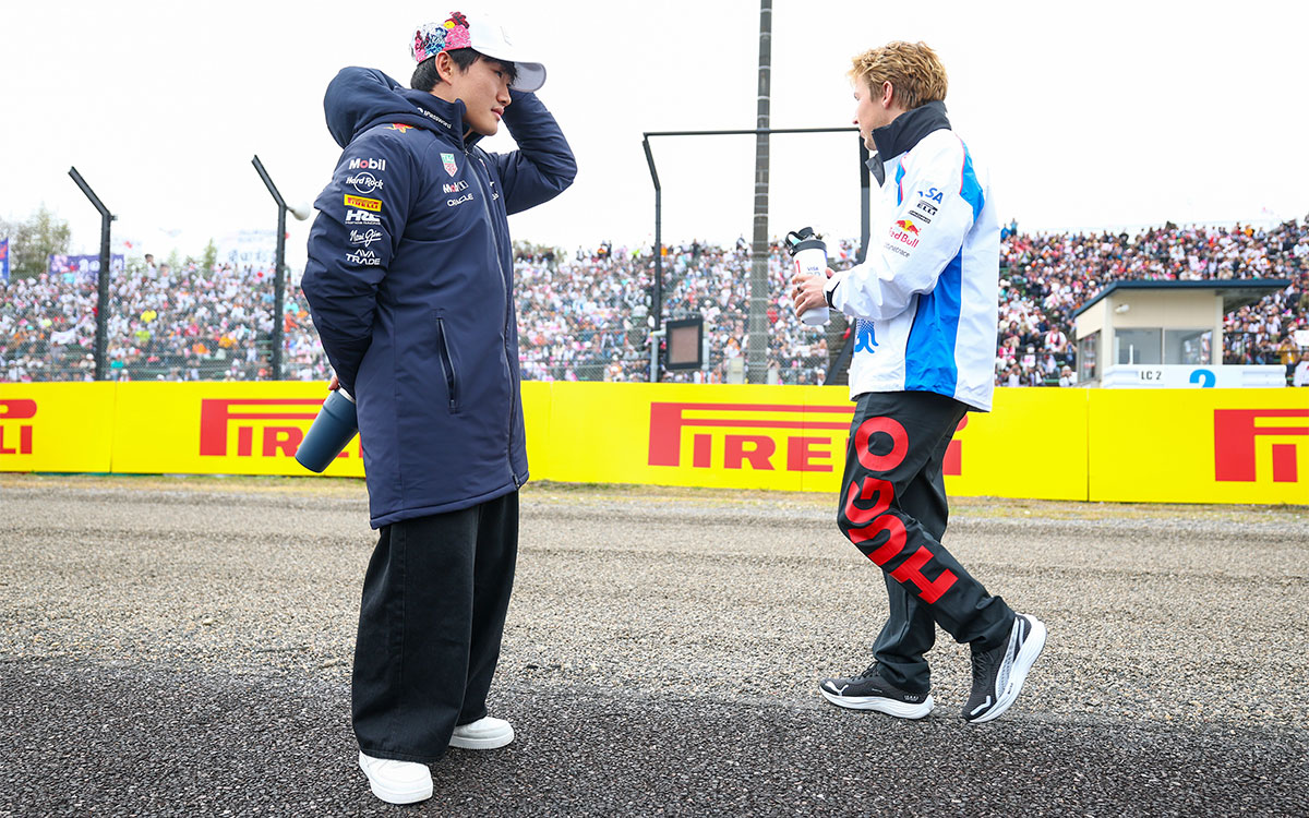 鈴鹿サーキットのコース上で並び立つ角田裕毅（レッドブル・レーシング）とリアム・ローソン（レーシング・ブルズ）、2025年4月6日(日) F1日本GP