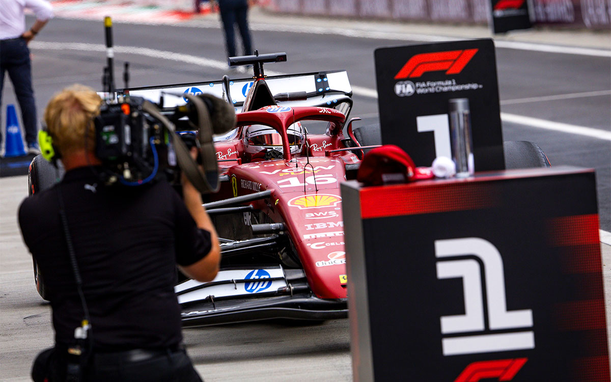 ポールポジション・ボードの前にクルマを停めるシャルル・ルクレール（フェラーリ）、2025年8月2日(土) F1ハンガリーGP予選（ハンガロリンク）