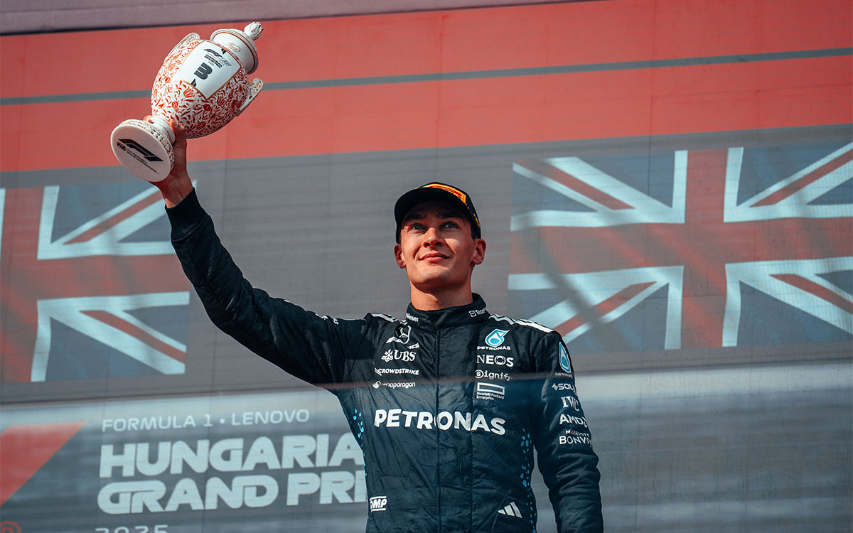 表彰台の上で3位トロフィーを掲げるジョージ・ラッセル（メルセデス）、2025年8月3日(日) F1ハンガリーGP決勝レース（ハンガロリンク）