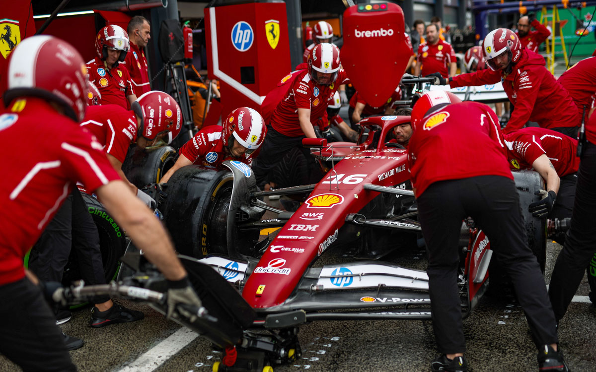 ピットストップ練習に取り組むフェラーリのピットクルー、2025年8月28日(木) F1オランダGPメディアデー(ザントフォールト・サーキット)