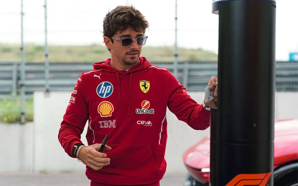 パドックゲートを通過するシャルル・ルクレール（フェラーリ）、2025年8月28日(木) F1オランダGPメディアデー（ザントフォールト・サーキット）