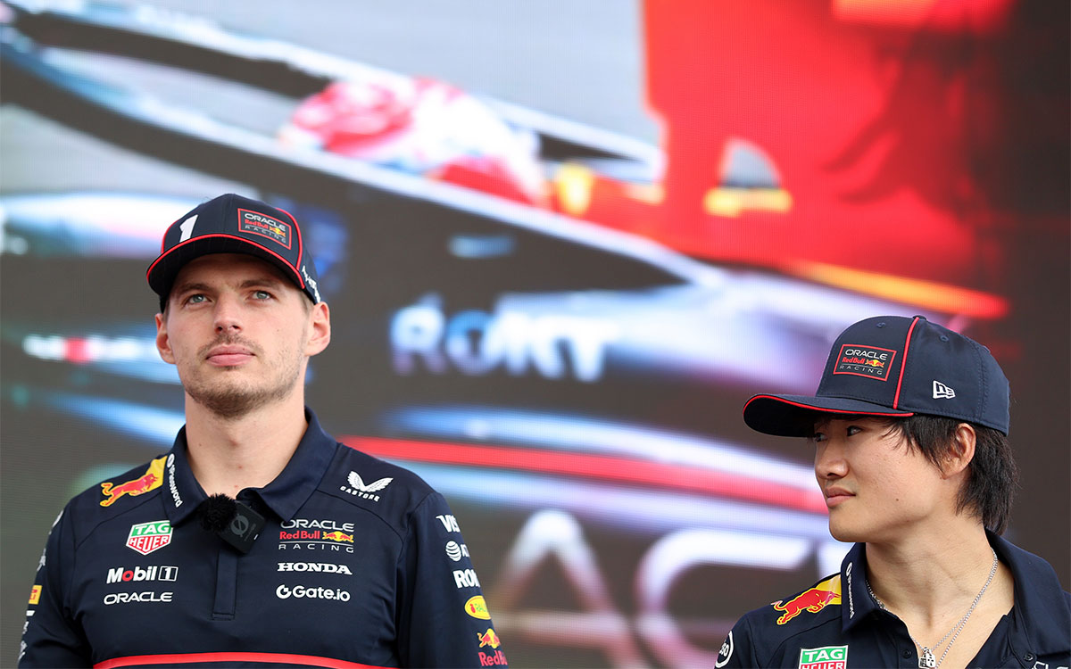 最終フリー走行を前にしたファンステージでマックス・フェルスタッペン（レッドブル）見つめる角田裕毅、2025年8月2日(土) F1ハンガリーGP（ハンガロリンク）
