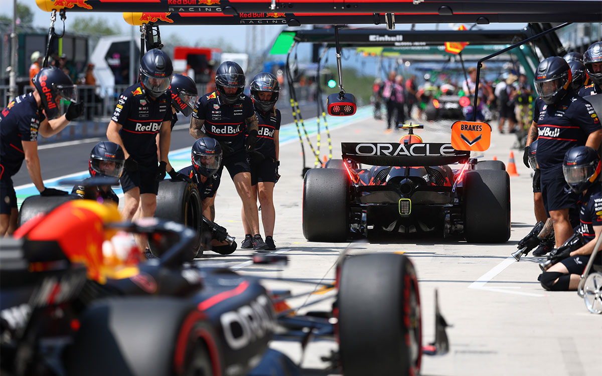 ピットに戻る角田裕毅とマックス・フェルスタッペン（ともにレッドブル）、2025年8月2日(土) F1ハンガリーGP 最終フリー走行（ハンガロリンク）
