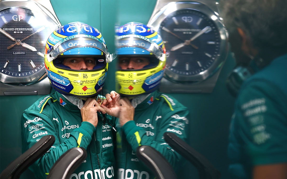 セッションに向けてガレージで準備をするフェルナンド・アロンソ(アストンマーチン)、2025年8月29日(金) F1オランダGPフリー走行(ザントフォールト・サーキット)