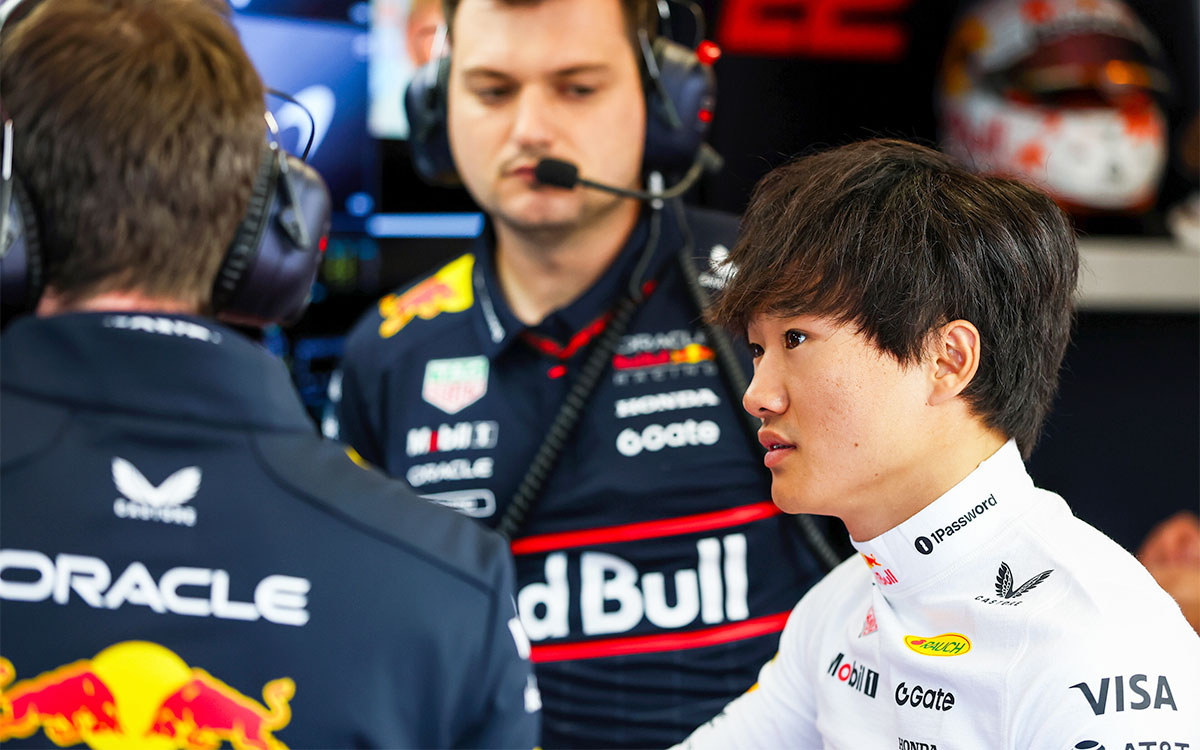 ガレージでチームメンバーと話をする角田裕毅（レッドブル・レーシング）、2025年8月29日(金) F1オランダGPフリー走行1（ザントフォールト・サーキット）