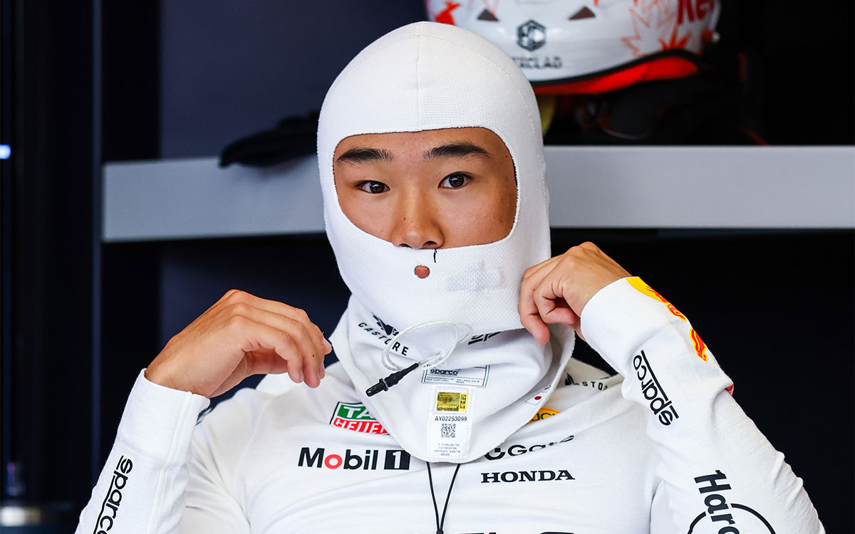 走行に向けてガレージで準備をする角田裕毅、2025年8月29日(金) F1オランダGPフリー走行1(ザントフォールト・サーキット)