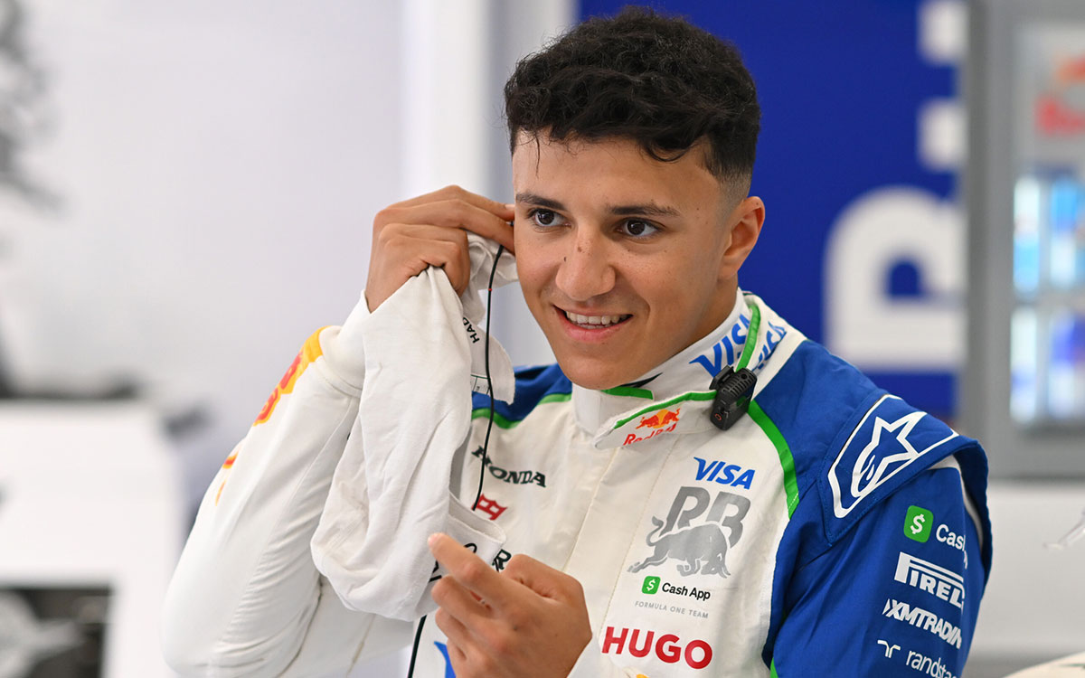 耳栓を装着するアイザック・ハジャー（レーシング・ブルズ）、2025年8月28日(木) F1オランダGPプレビュー（ザントフォールト・サーキット）
