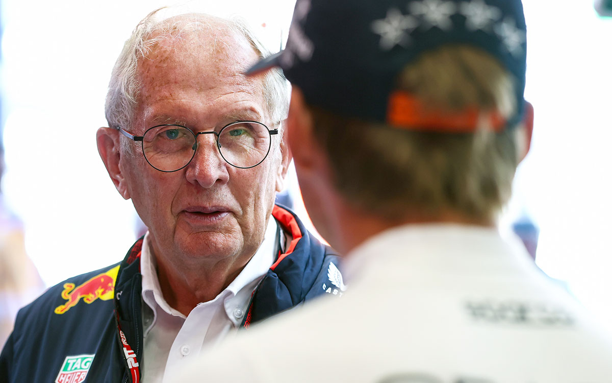 ガレージでマックス・フェルスタッペン（レッドブル・レーシング）と話すヘルムート・マルコ、2025年8月30日(土) F1オランダGP最終フリー走行（ザントフォールト・サーキット）