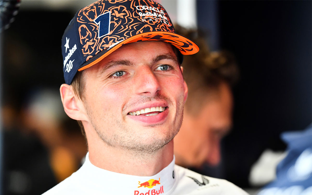 ガレージで笑顔を見せるマックス・フェルスタッペン（レッドブル・レーシング）、2025年8月30日(土) F1オランダGP最終フリー走行（ザントフォールト・サーキット）