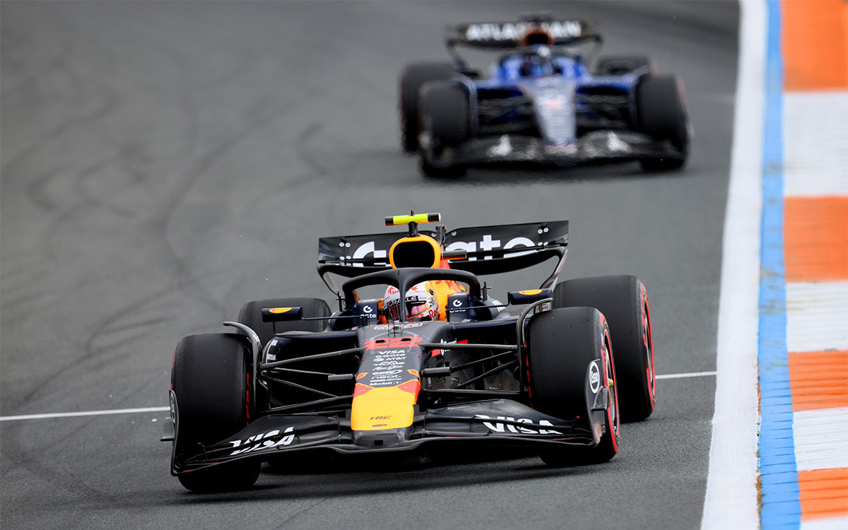 フリー走行1でアレックス・アルボン（ウィリアムズ）のFW47をリードする角田裕毅（レッドブル）のRB21、2025年8月29日(金) F1オランダGP（ザントフォールト・サーキット）