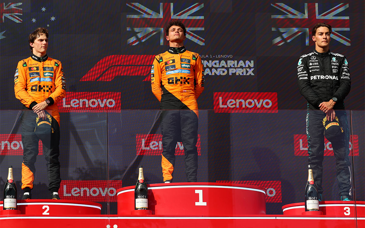表彰台に立つ2位オスカー・ピアストリ(マクラーレン)、優勝したランド・ノリス(マクラーレン)、3位ジョージ・ラッセル(メルセデス)、2025年8月3日(日) F1ハンガリーGP決勝レース(ハンガロリンク)