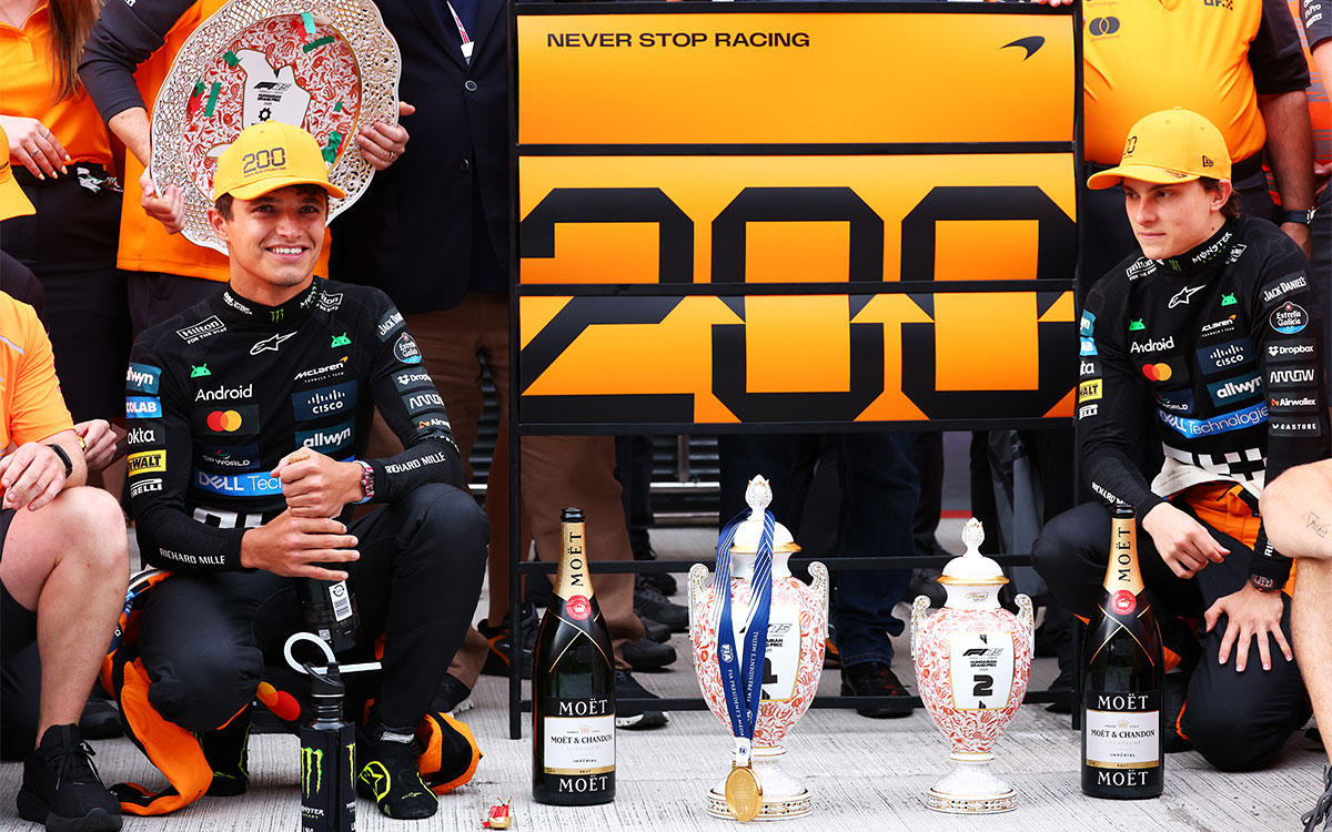 マクラーレン通算200勝目を祝うウィナーのランド・ノリスと2位オスカー・ピアストリ、2025年8月3日(日) F1ハンガリーGP決勝レース(ハンガロリンク)