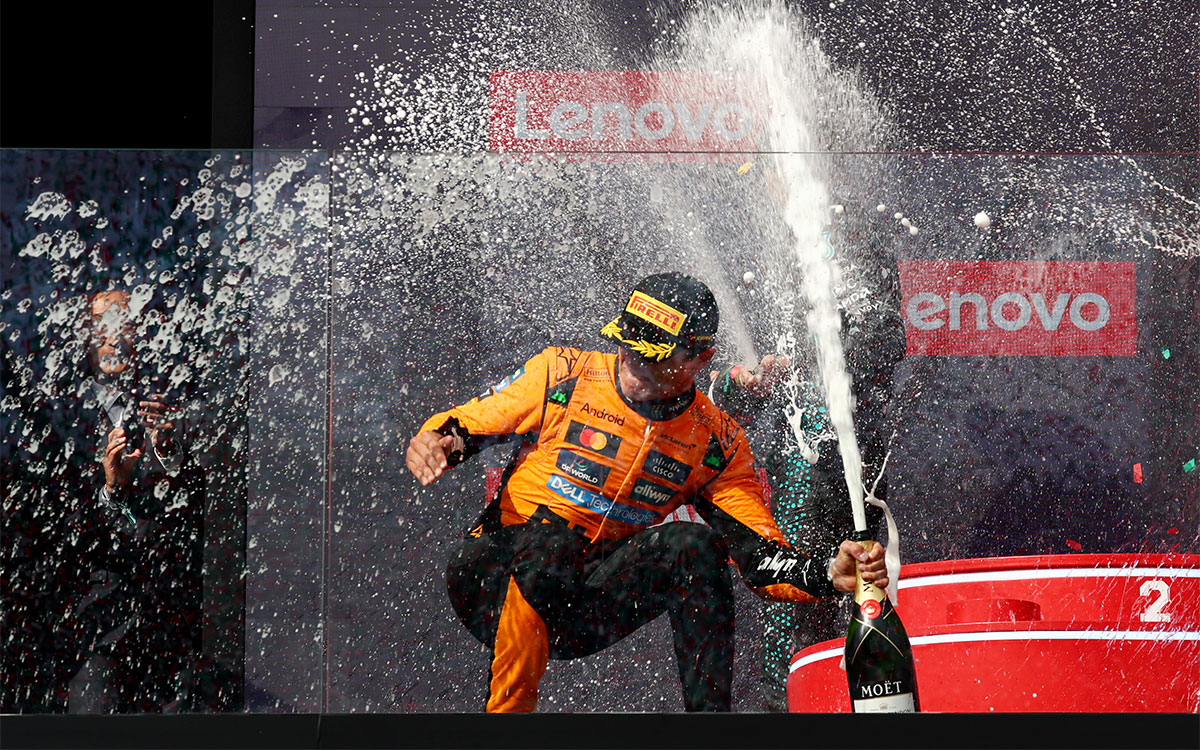 お得意のパフォーマンスでシャンパンを開けるランド・ノリス（マクラーレン）、2025年8月3日(日) F1ハンガリーGP決勝レース（ハンガロリンク）