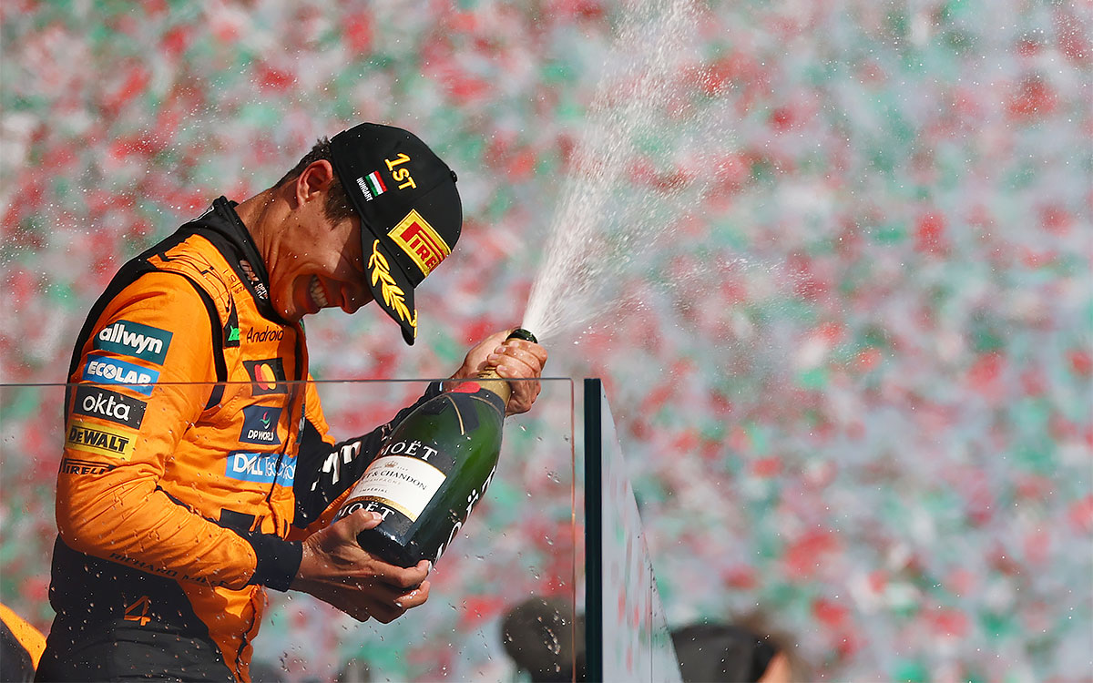 表彰台の上でシャンパンシャワーを楽しむ優勝したランド・ノリス（マクラーレン）、2025年8月3日(日) F1ハンガリーGP決勝レース（ハンガロリンク）
