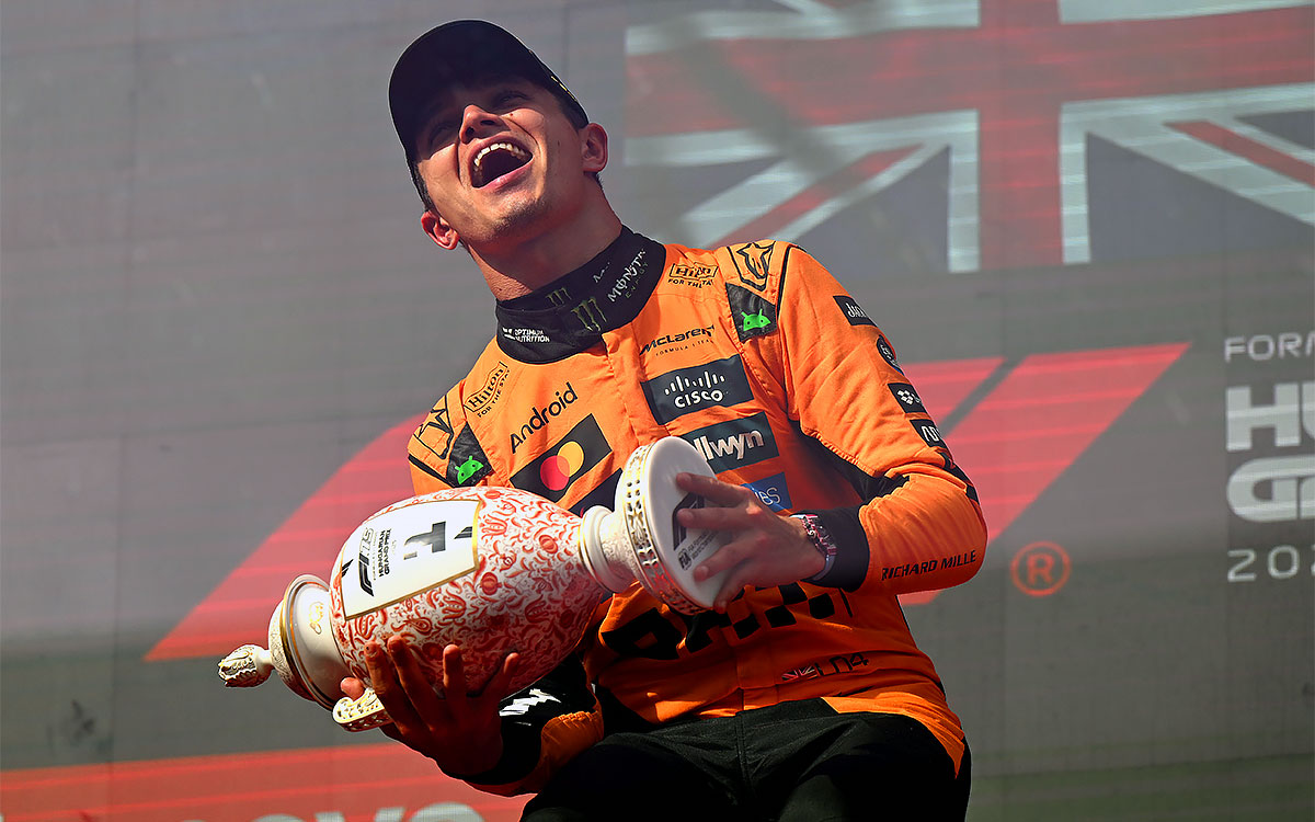 表彰台の上で老舗磁器メーカー「ヘレンド」製の優勝トロフィーを抱えるランド・ノリス（マクラーレン）、2025年8月3日(日) F1ハンガリーGP決勝レース（ハンガロリンク）
