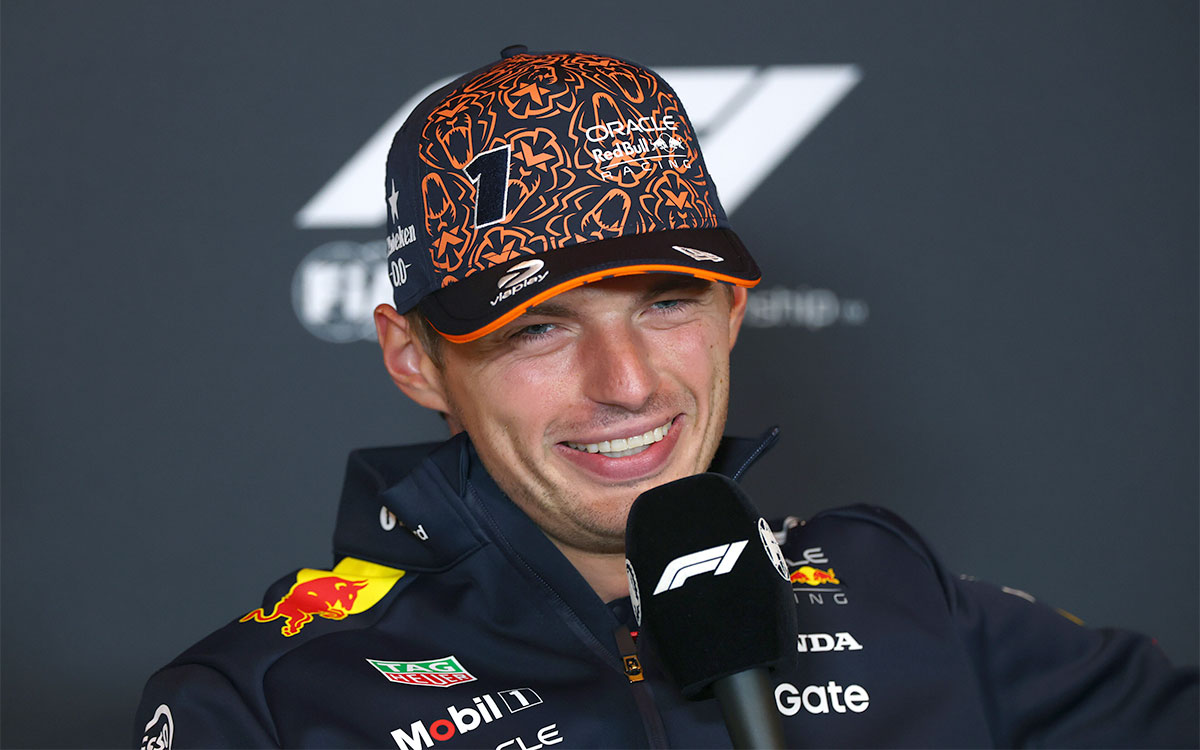ドライバーズ記者会見でマイクを握るマックス・フェルスタッペン（レッドブル）、2025年8月28日(木) F1オランダGPメディアデー（ザントフォールト・サーキット）