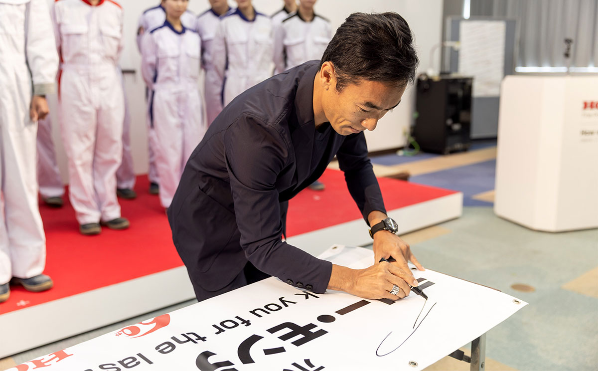 アンバサダー兼ドライバーの佐藤琢磨と学校法人ホンダ学園の学生有志、2025年8月7日第28回ラリー・モンテカルロ・ヒストリックへの参戦発表会にて