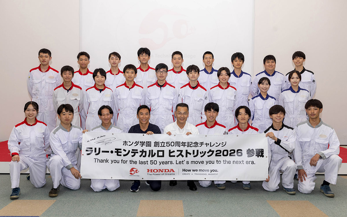 撮影に臨むアンバサダー兼ドライバーの佐藤琢磨と学校法人ホンダ学園の学生有志、2025年8月7日第28回ラリー・モンテカルロ・ヒストリックへの参戦発表会にて