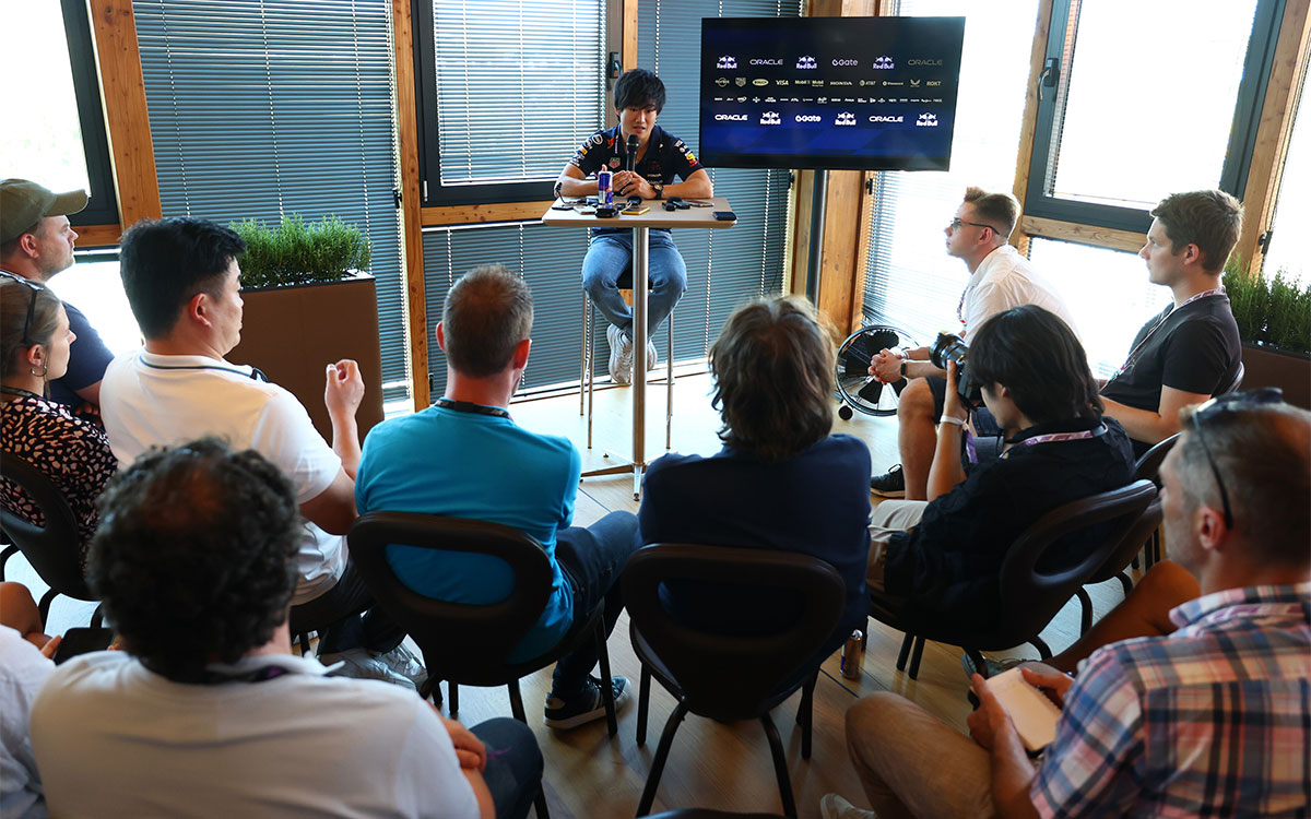 メディア対応を行う角田裕毅（レッドブル）、2025年7月31日(木) F1ハンガリーGPメディアデー（ハンガロリンク）