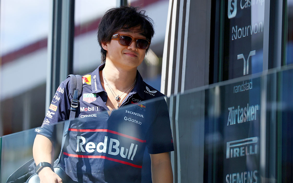 パドックに到着する角田裕毅（レッドブル）、2025年7月31日(木) F1ハンガリーGPメディアデー（ハンガロリンク）