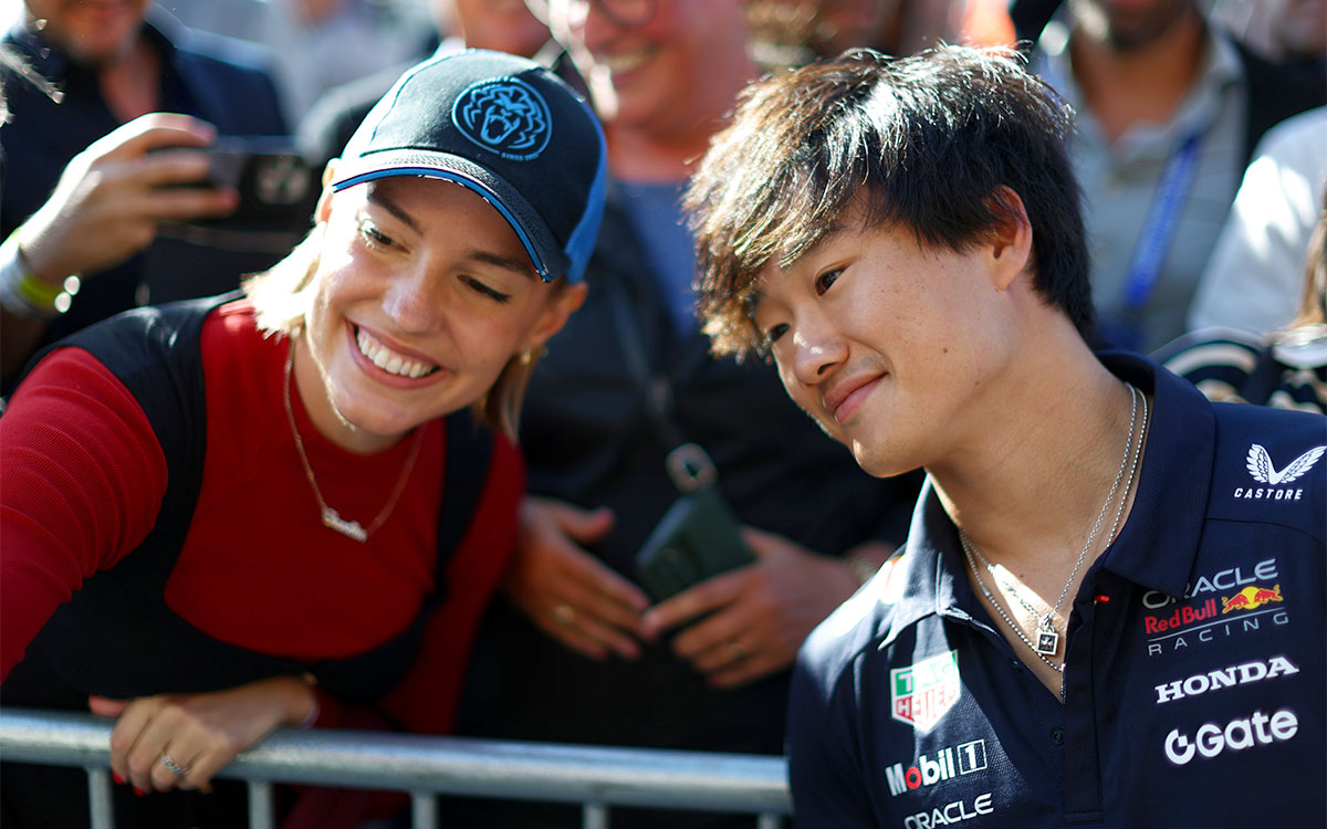 にファンと交流する角田裕毅（レッドブル）、2025年8月28日(木) F1オランダGPメディアデー（ザントフォールト・サーキット）